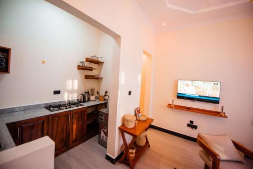 une cuisine avec un évier et un plan de travail dans l'établissement Heaven Hill Apartments - Arusha, à Arusha