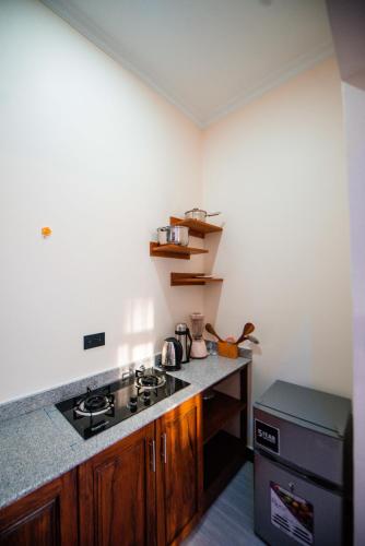 une cuisine avec une cuisinière et un comptoir dans l'établissement Heaven Hill Apartments - Arusha, à Arusha