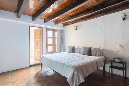 a bedroom with a large white bed with a large window at Amplia Casa en el Corazón del Centro | 4hab + Est in Puebla