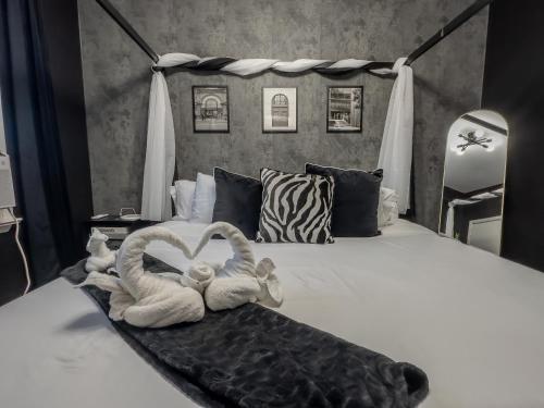 a bedroom with a bed with two swans towels at Elegant NYC View Stay Park Free 6 beds Sleep 8 in Kearny