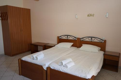 Een bed of bedden in een kamer bij Manos