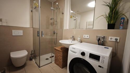 Ένα μπάνιο στο Modernes Apartment nahe Bahnhof Pasing & Arcaden