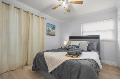 Postel nebo postele na pokoji v ubytování Cozy 4BR King Suite Home by WEC & Downtown!
