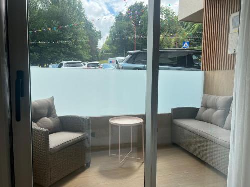 a room with two chairs and a table and a window at El Doce Del Ferial in Solares