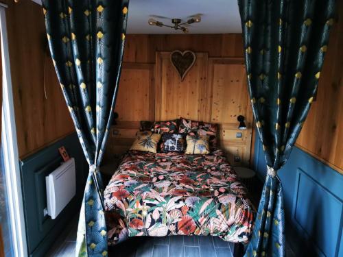 - une chambre avec un lit dans une chambre avec des rideaux dans l'établissement BRUSHWOOD, à Longfossé