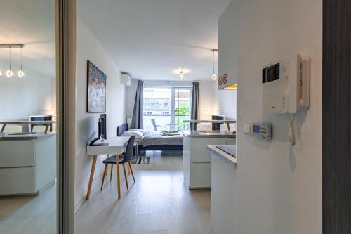 cocina con nevera y comedor en FREE PARKING - ADM New Studio, Central Location, en Bratislava