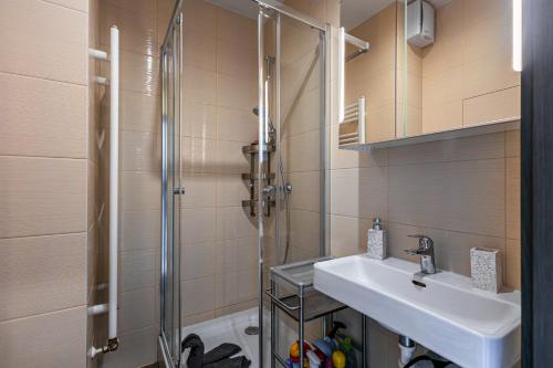un baño con ducha y lavabo en FREE PARKING - ADM New Studio, Central Location, en Bratislava