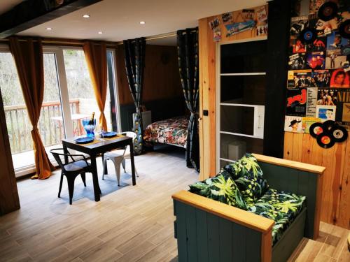 un salon avec un canapé et une table dans l'établissement BRUSHWOOD, à Longfossé