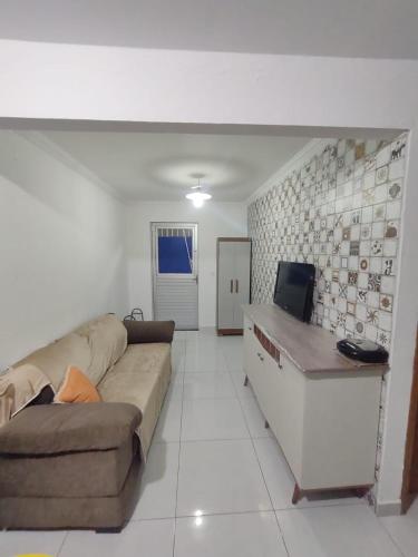 un soggiorno con divano e TV a schermo piatto di Flat 23, Condomínio Manguezal a Porto De Galinhas