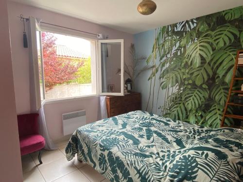 ジニャックにあるMaison agréable proche de Saint Guilhem-le-Desert 2 chambresのベッドと窓のある寝室