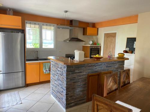 ジニャックにあるMaison agréable proche de Saint Guilhem-le-Desert 2 chambresの石の島の真ん中にあるキッチン