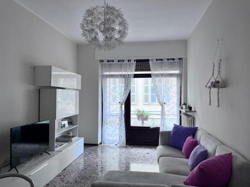a living room with a couch and a tv at Casa Piemont in Casale Monferrato