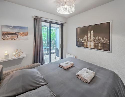 een slaapkamer met een bed met twee kussens erop bij Horizon sérénité - in Deauville