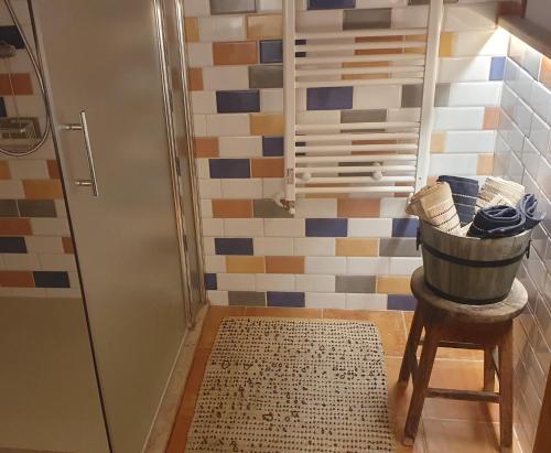 a bathroom with a shower and a stool with a barrel at Casa San Amaro in San Amaro