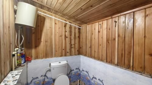 Ένα μπάνιο στο Gyabak homestay, Kaffergaon, Kalimpong