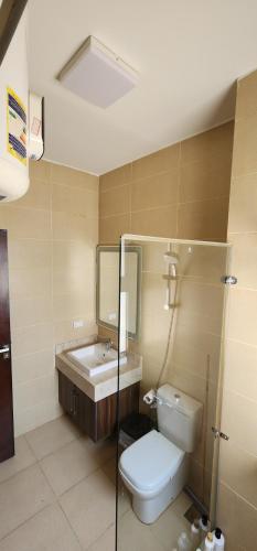 Un baño con inodoro, lavabo y espejo. en Azha Sokhna Villa for rent 3 bedrooms, en Ain Sokhna