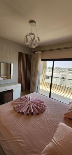 Un dormitorio con una cama grande con un vestido. en Azha Sokhna Villa for rent 3 bedrooms, en Ain Sokhna