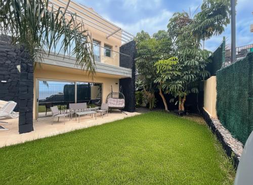 Κήπος έξω από το Luxury Oceanview Villa de Nava with heated private pool
