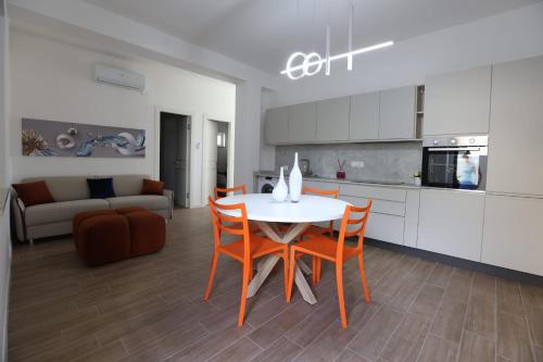 a kitchen and living room with a table and chairs at Residence Costa dei gigli 2 in Simeri Mare