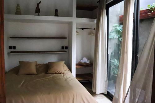 Giường trong phòng chung tại 1-Bedroom Villa, high Speed wifi, pool and garden,