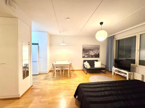 Μια τηλεόραση ή/και κέντρο ψυχαγωγίας στο Warm and cozy one-bedroom & Sauna