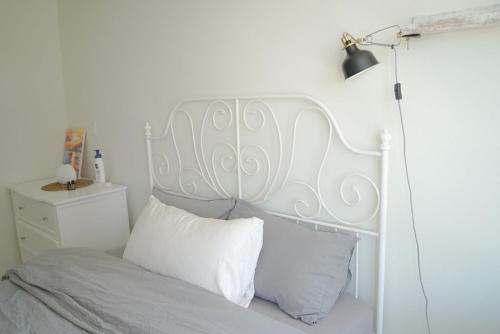 リッチモンドにあるCozy Richmond Center Downtown 2B & 2B Apartmentの白いベッド(白いヘッドボード、白い枕付)