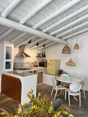 a kitchen and dining area with a table and chairs at Casa Postigo no Campo in Campinho
