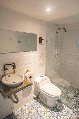 a bathroom with a toilet and a sink at Hostal Secreto in Isla Grande