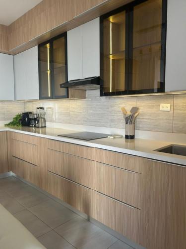 a kitchen with wooden cabinets and a counter top at Casa Residencial Coral in San Carlos