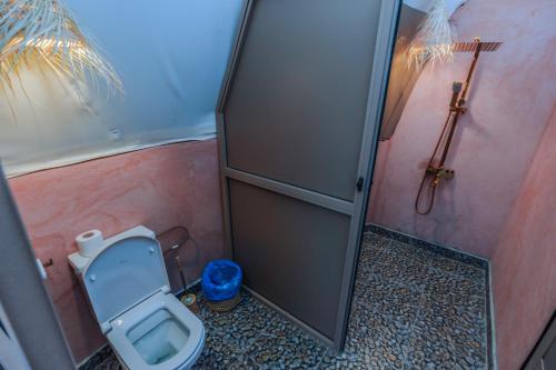 Ένα μπάνιο στο Desert Experience Glamping