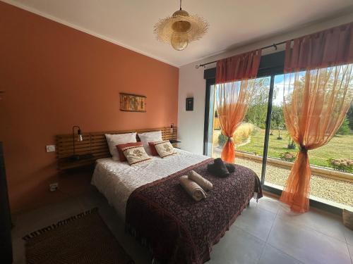 Postel nebo postele na pokoji v ubytování Le jardin de Lokijoy
