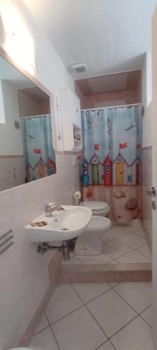 a bathroom with a sink and a toilet at La casina nel vicolo in Piombino