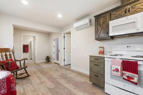una cocina con estufa y encimera en Red Barn, en Fruitland