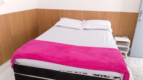 クリチバにあるQuarto amplo e arejadoのベッド(ピンクの毛布付)