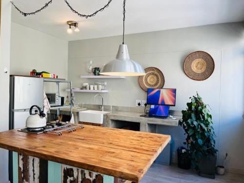 Η κουζίνα ή μικρή κουζίνα στο Cozy Stylish Studio in Cape Town