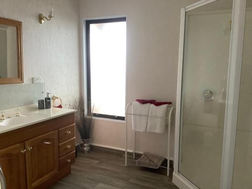 Bilik mandi di Allports Sea view Apartment with Spa pool