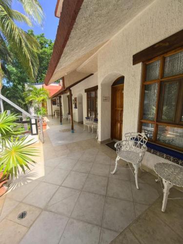 an outdoor patio with benches and a building at Eco-hotel El Rey del Caribe in Cancún