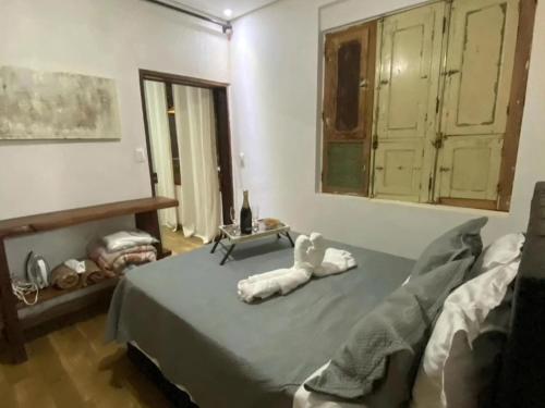 una camera da letto con un letto con un orsacchiotto sopra di Chalé Beira Rio Cipó a Serra do Cipo
