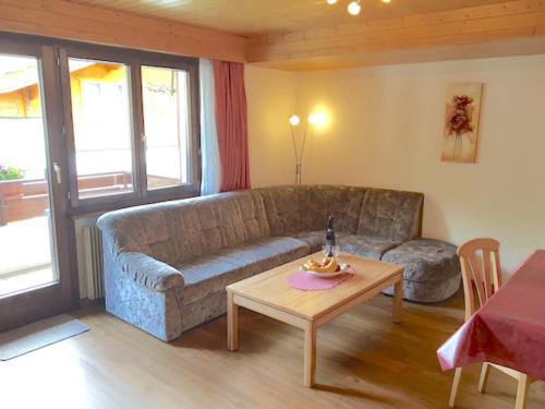a living room with a couch and a table at Ferienhaus Perle in Saas-Grund