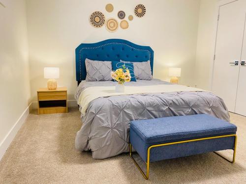 Giường trong phòng chung tại Modern Cozy Entire Guest Suite in Central Edmonton