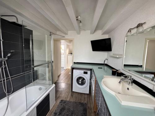 凯撒斯劳滕Sunshine的带水槽和洗衣机的浴室
