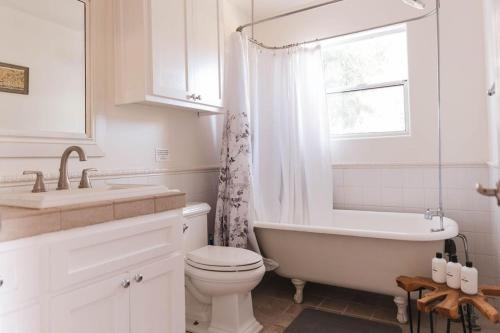 Billede fra billedgalleriet på Mid-Century Modern Hillside Escape With Dome and Views i Los Angeles