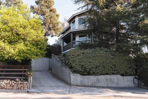 Billede fra billedgalleriet på Mid-Century Modern Hillside Escape With Dome and Views i Los Angeles