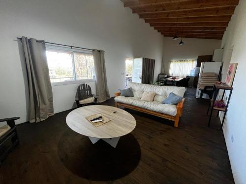 a living room with a table and a couch at Isla La Scaloneta in Estación Delta