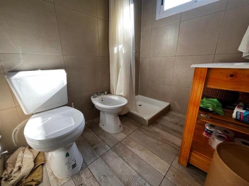 a bathroom with a toilet and a sink and a tub at Isla La Scaloneta in Estación Delta