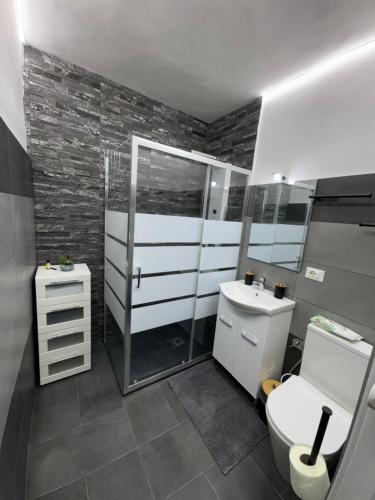 Ένα μπάνιο στο A Traversa Rooms