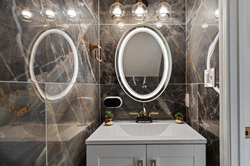 Bilik mandi di Step into Absolute luxury, Smart Home