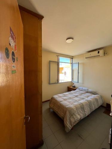 a bedroom with a bed and a window at Apartamento Terminal - Consorcio Libertador in San Juan