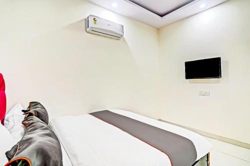 Et tv og/eller underholdning på Hotel O Golden Key Inn