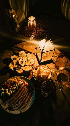 Makanan di atau berdekatan apartmen